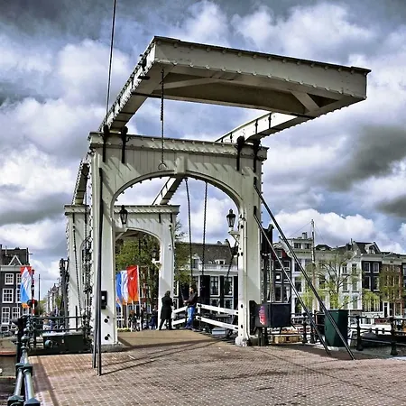 Quiet For 4 At Park In Center