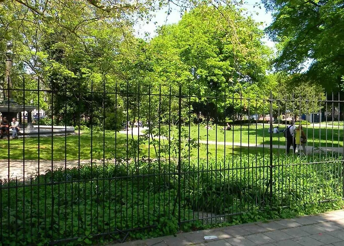 Quiet For 4 At Park In Center *