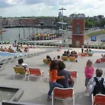 Quiet For 4 At Park In Center Daire